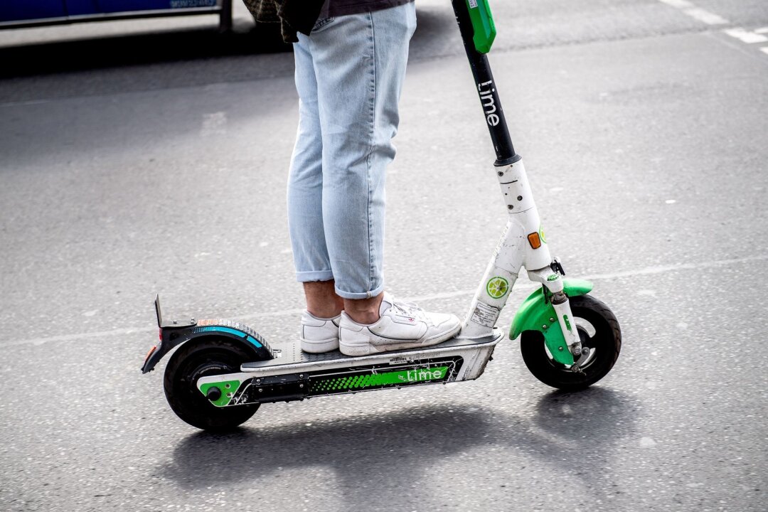 Regeln kennen - Fahrt mit E-Scooter kann sonst teuer werden - Umweltfreundlich mobil: Mit E-Scootern kommt man schnell von A nach B. Wenn die Fahrt nicht wegen eines Regelverstoßes unterbrochen wird.