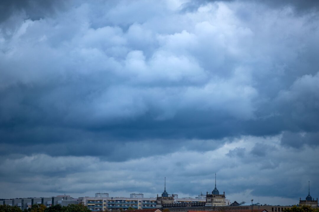 Regen, Wolken und Gewitter zum Wochenstart in Sachsen - Dunkle Wolken ziehen über die Neustadt.