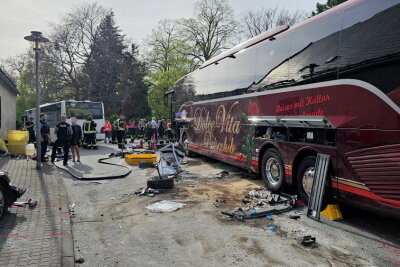 Reisebus auf B171 im Erzgebirge verunglückt: Mehrere Schwerverletzte - In Olbernhau kam es zu einem Verkehrsunfall zwischen einem PKW und einem Reisebus.