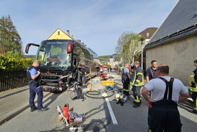 Reisebus auf B171 im Erzgebirge verunglückt: Mehrere Schwerverletzte - Der Reisebus hat einen sichtlichen Schaden. 