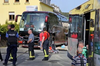Reisebus auf B171 im Erzgebirge verunglückt: Mehrere Schwerverletzte - Rettungskräfte sind vor Ort.