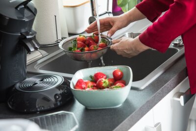 Rezepte: Wie Sie Erdbeeren süß und herzhaft zubereiten - Erdbeeren sind druckempfindlich - beim Abwaschen gilt Vorsicht.