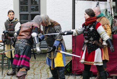 Ritter und Hexen trotzen beim Zschopauer Mittelalterspektakel der Kälte - Auch Ritter können Sturköpfe sein. Foto: Andreas Bauer