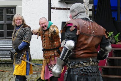 Ritter und Hexen trotzen beim Zschopauer Mittelalterspektakel der Kälte - Neben Action boten die Ritter auch viel Humor. Foto: Andreas Bauer