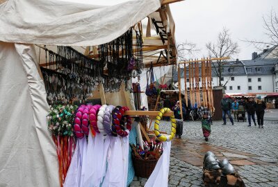 Ritter und Hexen trotzen beim Zschopauer Mittelalterspektakel der Kälte - 35 Händlerund Handwerker hatten ihre Zelte aufgeschlagen. Foto: Andreas Bauer