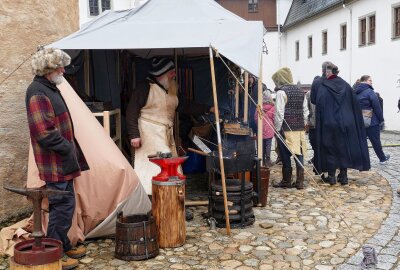 Ritter und Hexen trotzen beim Zschopauer Mittelalterspektakel der Kälte - Zu den Handwerkern gehörte auch ein Schmied. Foto: Andreas Bauer