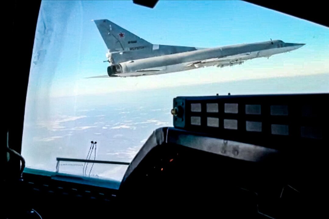 Russland verliert Überschallbomber - Videostandbild eines Überschallbombers vom Typ Tupolew Tu-22M3 der russischen Luftwaffe (Archivbild). Nach Moskauer Angaben stürzte das Flugzeug im südrussischen Gebiet Stawropol bei der Rückkehr von einem Kampfeinsatz ab.