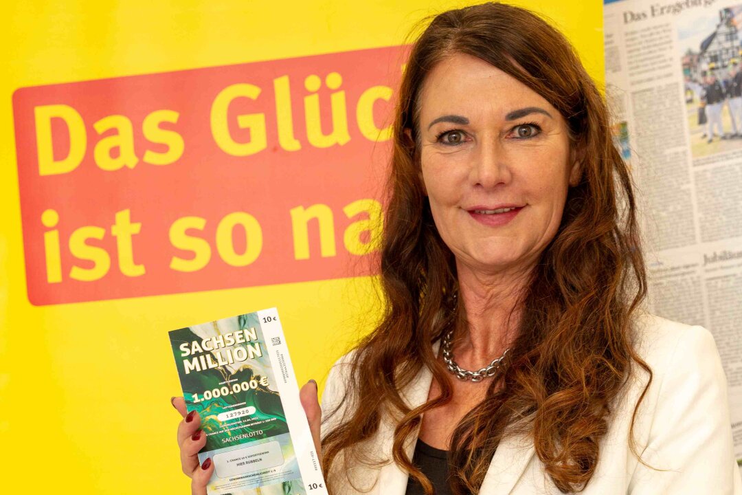 Simone Epperlein, Bezirksdirektorin Sächsische Lotto GmbH, mit den Losen der SACHSEN MILLION