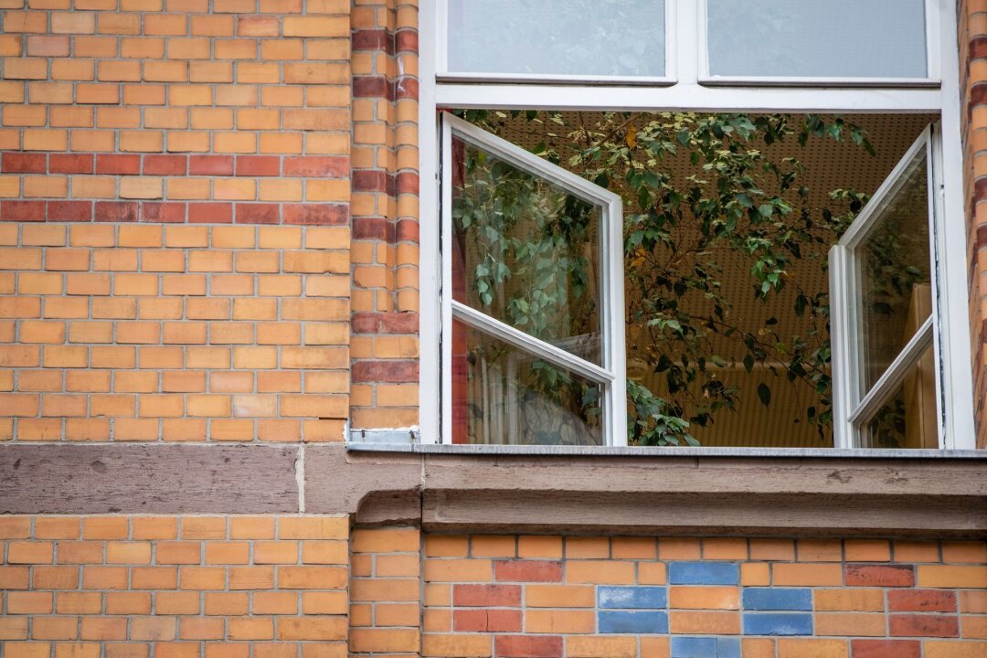 Sachsen will Qualität von Schulsozialarbeit verbessern - Ein Fenster einer an einer Schule ist zum Lüften geöffnet.