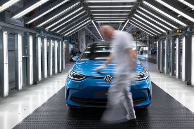 Sächsische Autoindustrie im Aufwind: Einzelhandel schwächelt - Ein Modell der neuen Generation des ID.3 steht zur Endabnahme im Lichttunnel im Werk von Volkswagen in Zwickau.