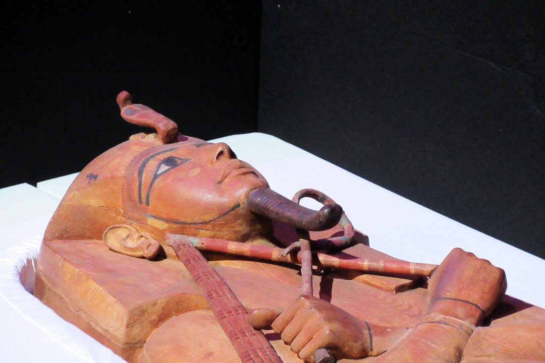 Sarkophag von Ramses II. kommt nach Köln - Der Sarkophag von Ramses II. in der Grande Halle de la Villette in Paris in einer Transportkiste: Er wird ab Mitte Juli in Köln zu sehen sein. (zu dpa: "Sarkophag von Ramses II. kommt nach Köln")