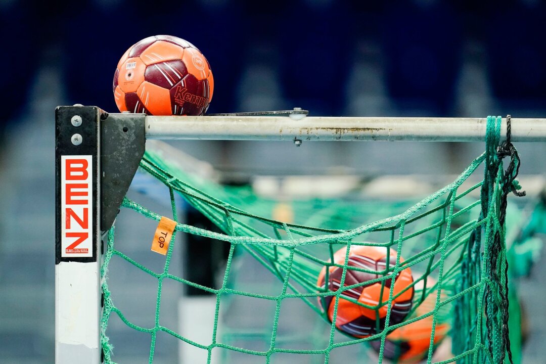 SC DHfK Leipzig kassiert knappe Heimniederlage - Spielbälle liegen im Netz eines Handball-Tors.