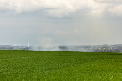 Scheunenbrand in Oelsnitz noch nicht gelöscht: Landwirte und THW helfen Feuerwehr - Löscharbeiten dauern bereits über 21 Stunden. Foto: André März