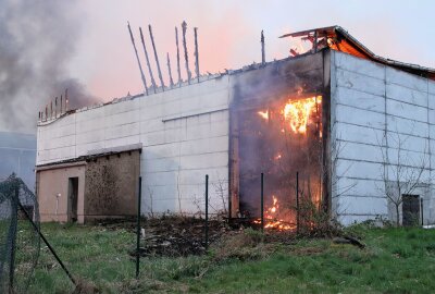 Scheunenbrand in Oelsnitz noch nicht gelöscht: Landwirte und THW helfen Feuerwehr - In Oelsnitz brennt am Dienstagabend eine Scheune. Foto: André März