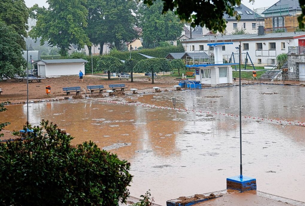 Schlammflut sorgt für große Schäden im Sommerbad - Das gesamte Gelände des Gersdorfer Sommerbades wurde überflutet. Foto: Markus Pfeifer