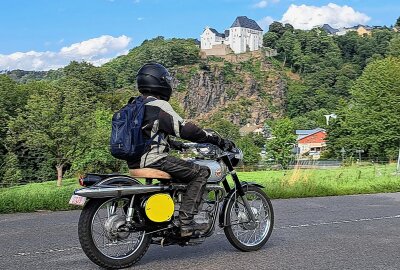 Schlösser- und Burgenfahrt fasziniert 180 Motorradfahrer - Die Tour führte unter anderem vorbei an Schloss Wolkenstein. Foto: Andreas Bauer