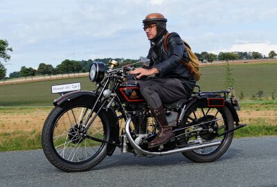Schlösser- und Burgenfahrt fasziniert 180 Motorradfahrer - Voraussetzung für eine Teilnahme war, dass die Motorräder vor 1940 gebaut wurden. Foto: Andreas Bauer