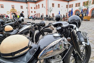 Schlösser- und Burgenfahrt fasziniert 180 Motorradfahrer - Vor dem Start wurden morgens alle Maschinen im Schlosshof präsentiert. Foto: Andreas Bauer