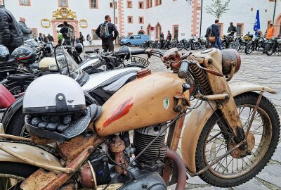 Schlösser- und Burgenfahrt fasziniert 180 Motorradfahrer - Fans historischer Motorräder genossen diese Anblicke. Foto: Andreas Bauer