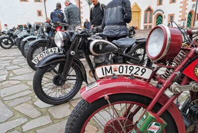 Schlösser- und Burgenfahrt fasziniert 180 Motorradfahrer - Trotz ihres Alters sahen viele Maschinen noch fast wie neu aus. Foto: Andreas Bauer
