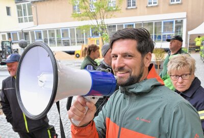 Schneeberger packen an für "Wartezimmer im Grünen" - Seitens MDR ist Tobias Bader der Ortspate für Schneeberg.Foto: Ralf Wendland
