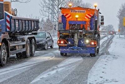 Schneefall führt zu Unfall mit drei Fahrzeugen auf der B180 - Der erste richtige Schnee am 2. Dezember 2022 führt zu Verkehrschaos. Foto: Andreas Kretschel
