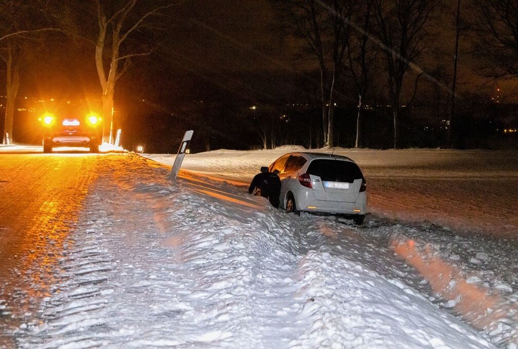 Schneefall sorgt im Erzgebirge weiterhin für Behinderungen - Eine PKW-Fahrerin kam aufgrund von Glätte von der Straße ab. Foto: André März