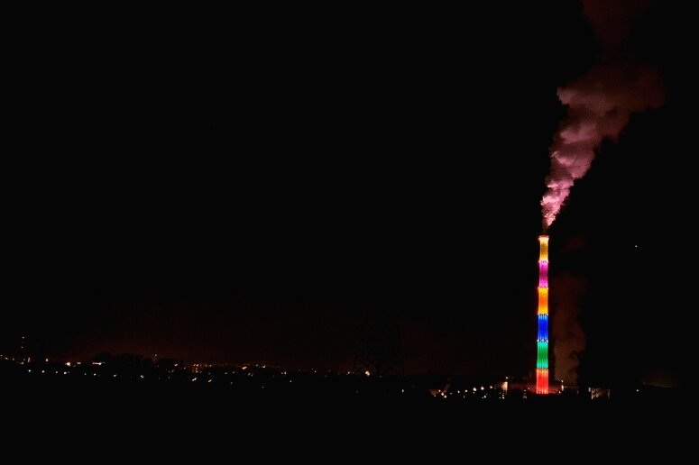 Schon seit 2017: "Lulatsch" erleuchtet die Chemnitzer Nacht - 168 LED-Leuchten lassen den Schornstein auch in der Nacht zu einem Farbkleks in der Landschaft werden. 