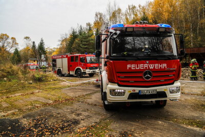 Schuppenbrand in Aue: Verdacht auf Brandstiftung - Die Feuerwehr Aue war im Einsatz. 
