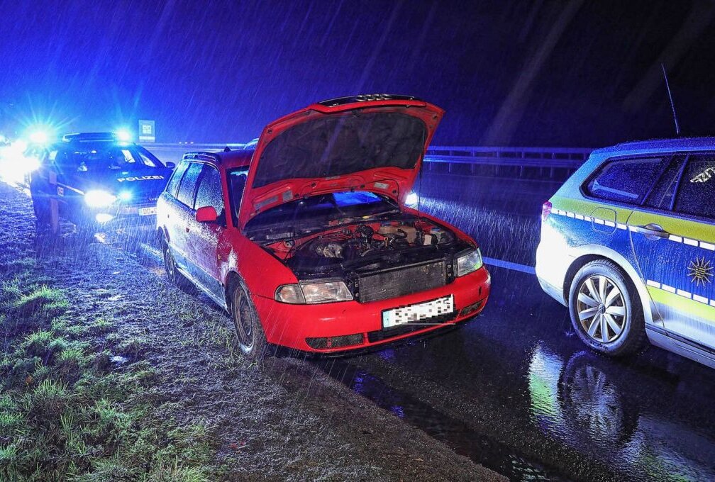 Schusswaffengebrauch der Polizei nach Verfolgungsjagd über A4 - Verfolgungsjagd der Polizei endet mit Verkehrsunfall des geflüchteten PKWs. Foto: Roland Halkasch