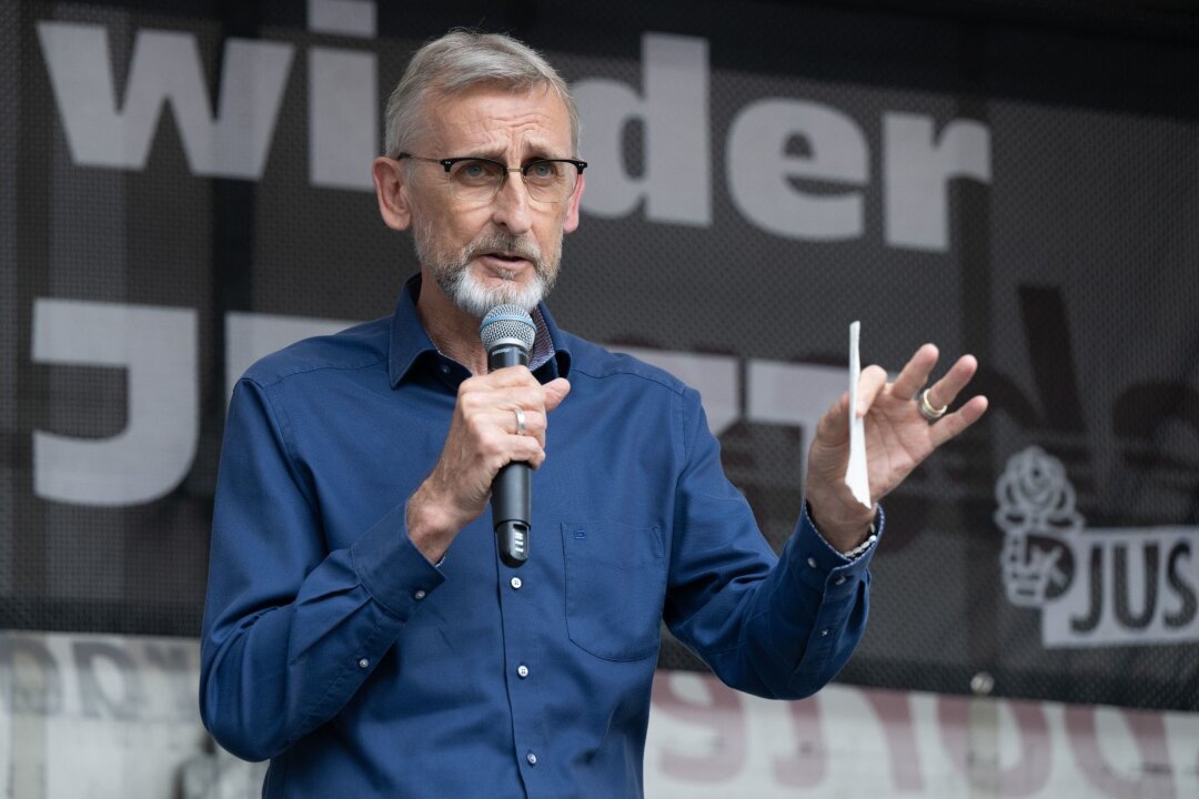 Schuster kündigt Raumdeckung zum Schutz von Wahlkämpfern an - Armin Schuster (CDU), Innenminister von Sachsen, nimmt an einer Kundgebung auf dem Pohlandplatz teil.