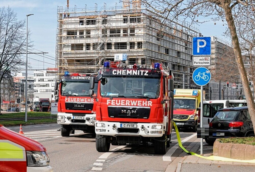 Schwarzer Rauch aus dem Fenster: Verletzter bei Wohnungsbrand in Chemnitz - Am Freitagmittag kam es zu einem Küchenbrand. Foto: Harry Härtel