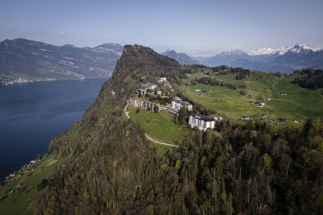 Schweiz lädt offiziell zur Ukraine-Konferenz ein - Hier im Bürgenstock Resort oberhalb des Vierwaldstättersees soll die Friedens-Konferenz stattfinden.