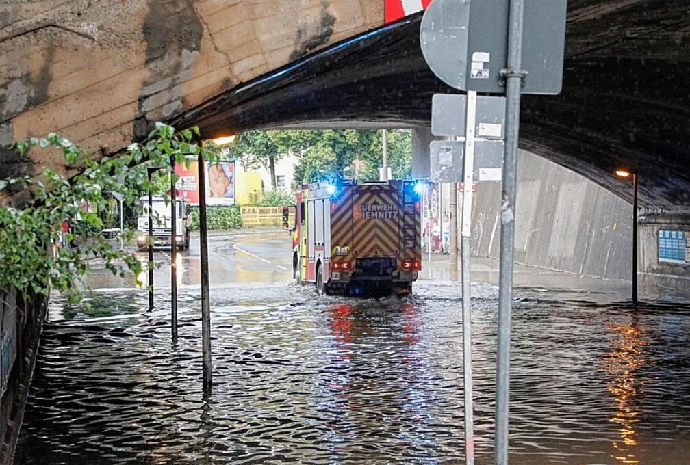 Schwere Gewitter: Bahnunterführung in Chemnitz überflutet - Die Bahnunterführung auf der Frankenberger Straße wurde überflutet. Foto: ChemPic