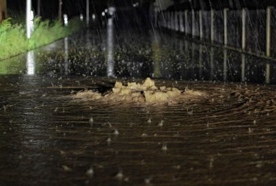 Schwere Gewitter mit Starkregen in Ostthüringen und Sachsen - Zum Teil kam es auch zu Überschwemmungen. Foto: Bernd März