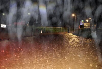 Schwere Gewitter mit Starkregen in Ostthüringen und Sachsen - Zum Teil kam es auch zu Überschwemmungen. Foto: Bernd März