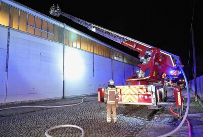 Schwerer Brand bei Lagerhalle: 50 Kameraden versuchten, Feuer zu löschen -  Die Flammen drohten bereits auf die Halle überzugreifen. Foto: Roland Halkasch