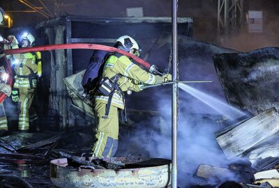 Schwerer Brand bei Lagerhalle: 50 Kameraden versuchten, Feuer zu löschen -  Die Flammen drohten bereits auf die Halle überzugreifen. Foto: Roland Halkasch