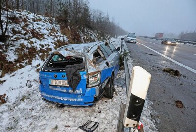 Schwerer Crash auf A4: Fahrzeug kam erst hinter der Leitplanke zum Stehen - Auf der A4 überschlug sich ein Fahrzeug, der Fahrer wurde schwer verletzt.Foto: Andreas Kretschel