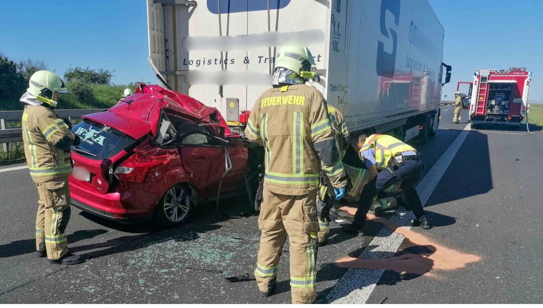 Schwerer Unfall auf A4: PKW kracht in LKW - Auf der A4 kam es am Mittwoch zu einem schweren Verkehrsunfall. Foto: xcitepress
