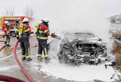 Schwerer Unfall auf der A4 in Mittelsachsen - Schwerer Unfall auf der A4: Ein PKW brannte vollständig aus, eine Sperrung war notwendig. Foto :Harry Härtel / haertelpress