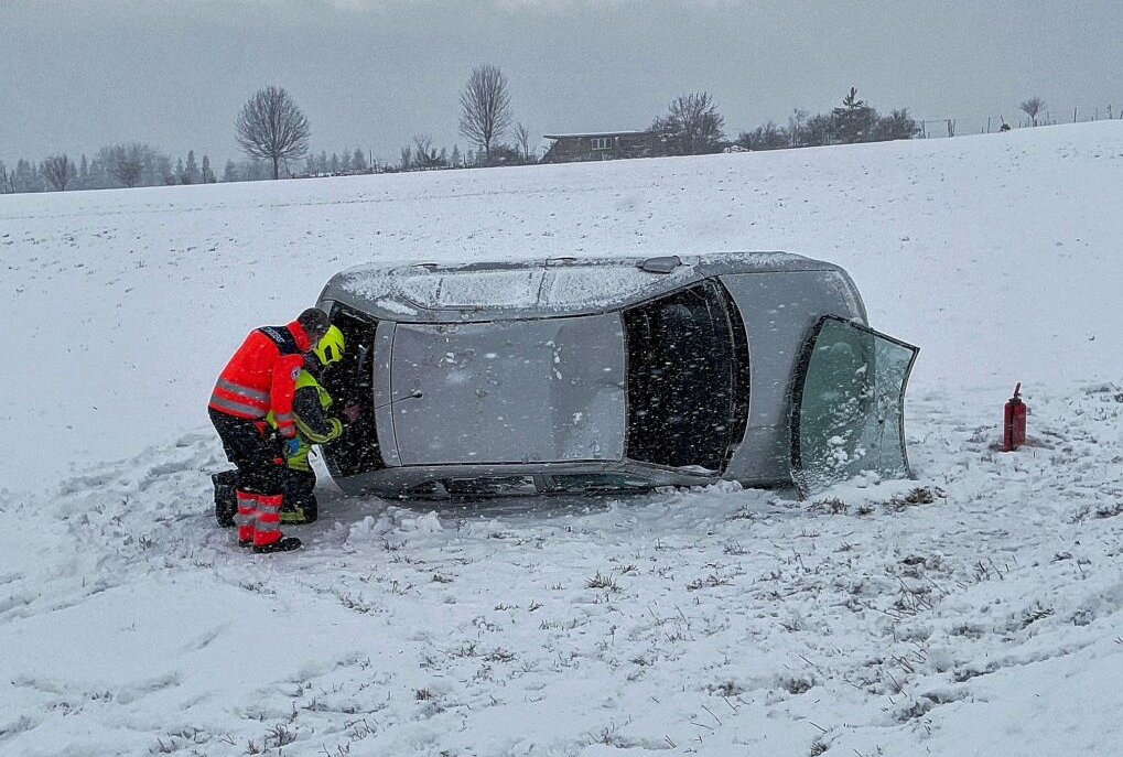 Schwerer Unfall auf S222: Zwei verletzte Personen - Gegen 16.05 Uhr kam es auf der S222 zwischen Bernsbach und Grünhain zu einem Verkehrsunfall aufgrund starken Schneefalls. Foto: Daniel Unger
