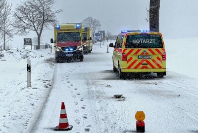 Schwerer Unfall auf S222: Zwei verletzte Personen - Gegen 16.05 Uhr kam es auf der S222 zwischen Bernsbach und Grünhain zu einem Verkehrsunfall aufgrund starken Schneefalls. Foto: Daniel Unger