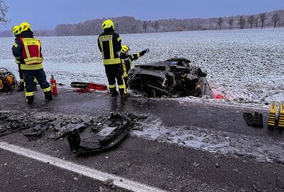 Schwerer Unfall auf Staatsstraße in Sachsen: Eine Person in Fahrzeug eingeklemmt - Eine Person wird bei der Kollision zweier PKWs im Fahrzeug eingeklemmt. Foto: Sören Müller