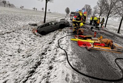 Schwerer Unfall auf Staatsstraße in Sachsen: Eine Person in Fahrzeug eingeklemmt - Eine Person wird bei der Kollision zweier PKWs im Fahrzeug eingeklemmt. Foto: Sören Müller