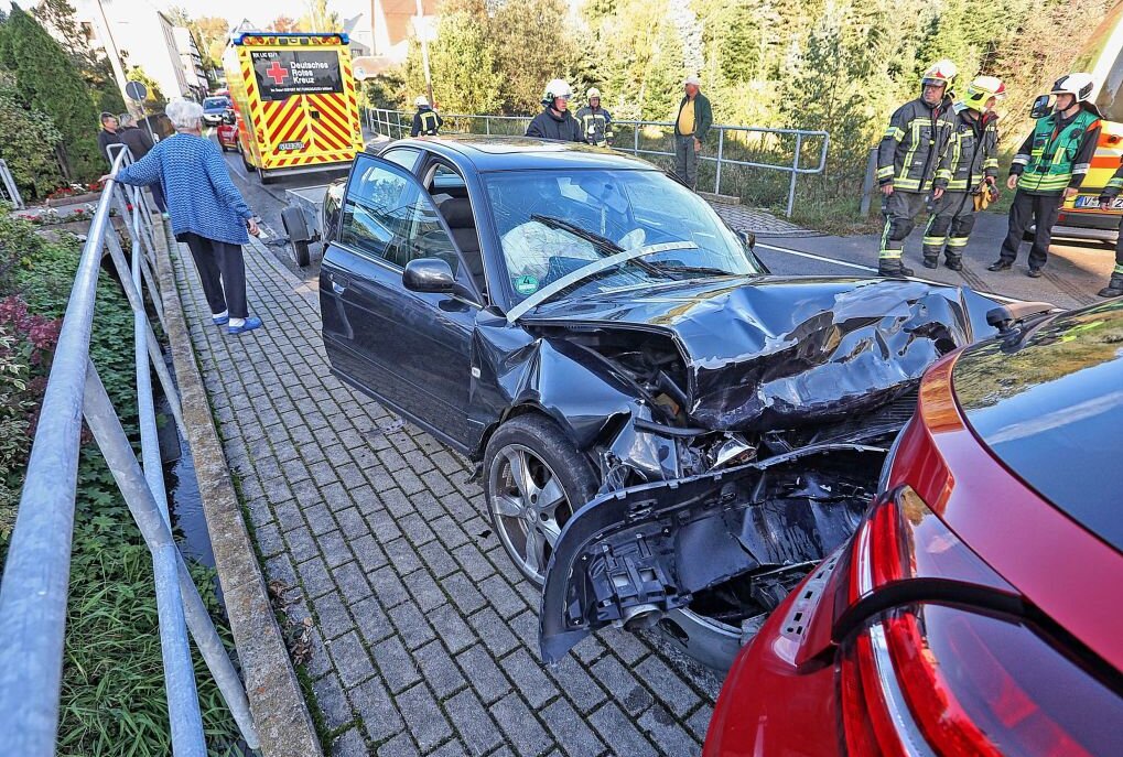Schwerer Unfall bei Kuhschnappel: Drei Personen verletzt - Schwerer Verkehrsunfall in Kuhschappel Foto: Andreas Kretschel