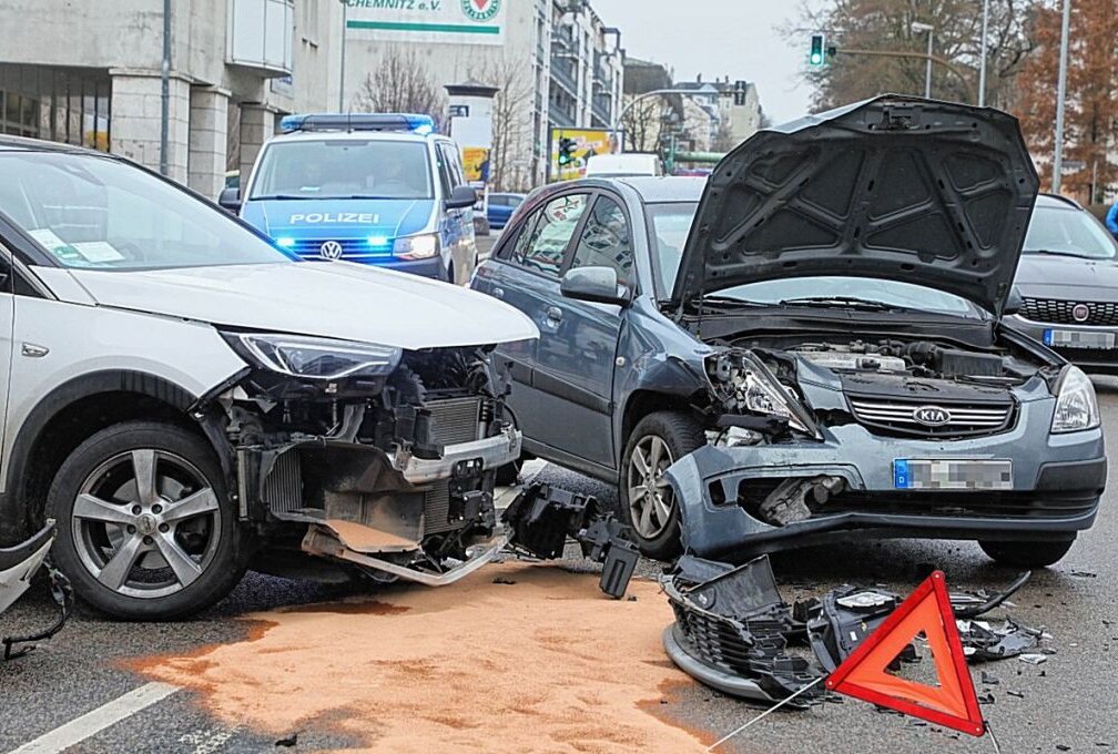Schwerer Unfall: Hoher Sachschaden und Verletzte - Die Unfallstelle in der Clausstraße. Foto: Jan Härtel / ChemPic