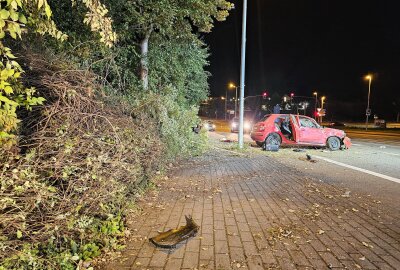 Schwerer Unfall in Zwickau: Fahrer prallt gegen Laterne, Schild und Baum - Am gestrigen Abend kollidierte ein PKW-Fahrer mit einer Laterne, einem Verkehrsschild und einem Baum. Foto: Mike Müller