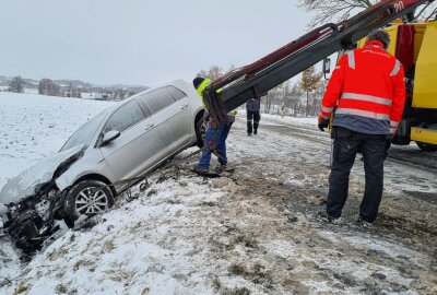 Schwerer Unfall mit zwei Verletzten und drei beschädigten PKW - Unfall Schnee Glätte Schönfels