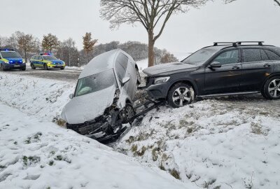 Schwerer Unfall mit zwei Verletzten und drei beschädigten PKW - Glätteunfall in Schönfels. Drei PKW crashen zusammen und zwei Personen wurden verletzt. Foto: Mike Müller